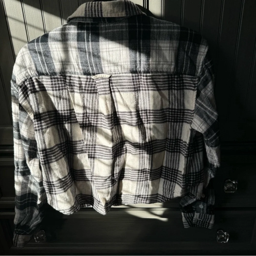 American Eagle Cropped Plaid Flannel Shirt - Picture 6 of 6